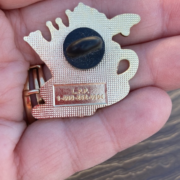 📌2 Red Hat Pins Red Hat Tea 2007 2009 collectible - Picture 3 of 6